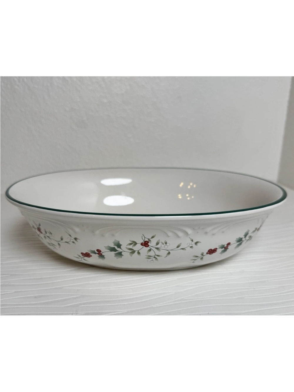 Pfaltzgraff Winterberry stoneware serving bowl holly berry pattern‎ green rim